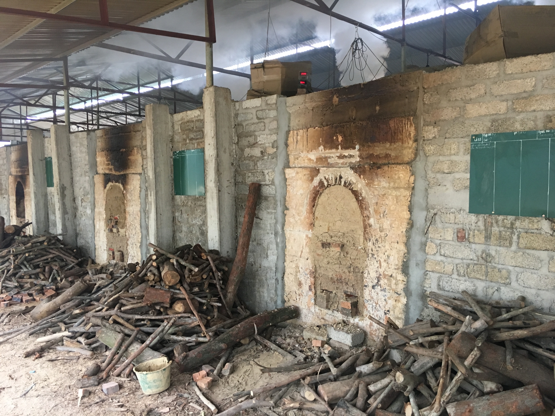 Lò 8 tấn củi, đốt 10-15 ngày/mẻ