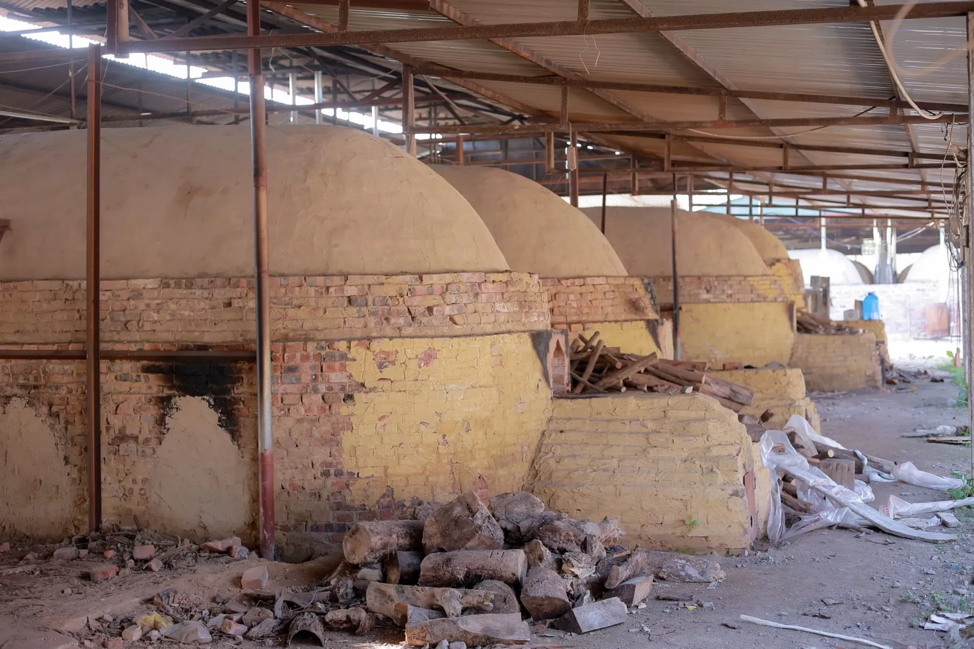 Nhà máy 2: rộng 2,5 ha. 80 lò 